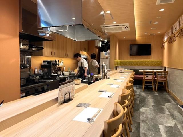 木と鉄の板創作料理 維采　店内