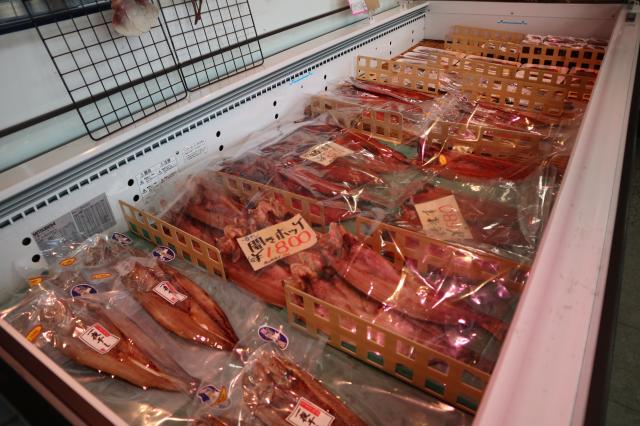 苫小牧　とまこまい市場めし　魚金食堂　海鮮丼　コスパ　鮮魚店　北海道