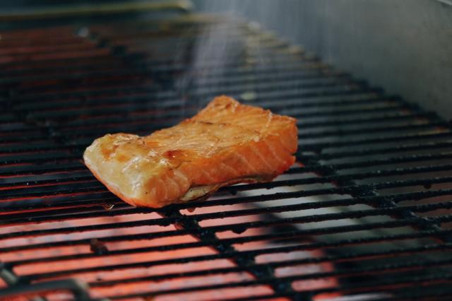 じっくり焼き上げるサーモンハラスは旨みがギュッとつまった人気の朝食メニュー