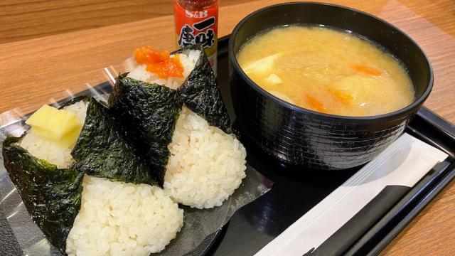 おにぎりのありんこで味わえるチーズかつお250円とサーモンチーズ350円