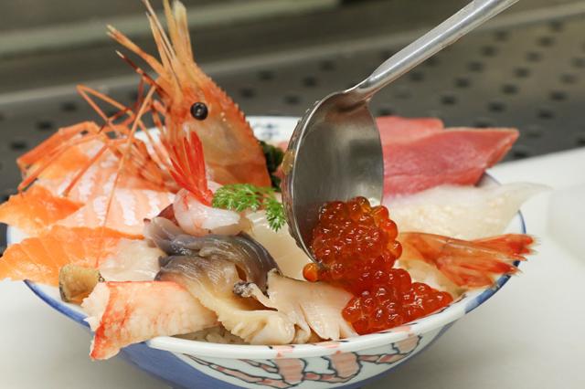 北のグルメ亭で人気のいくら正油漬けがたっぷり盛り付けられた海鮮丼