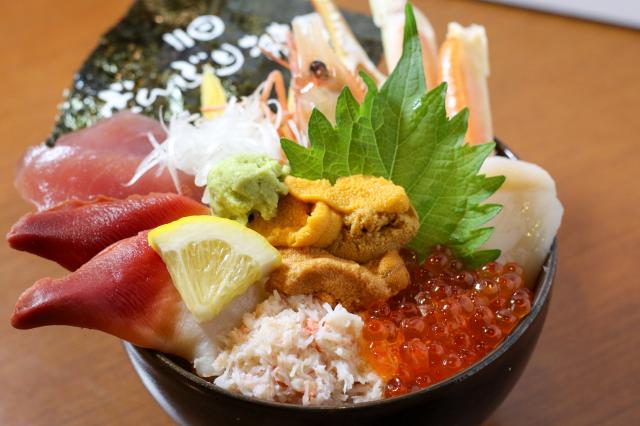 どんぶり茶屋　おすすめ海鮮丼　おかみの特選丼