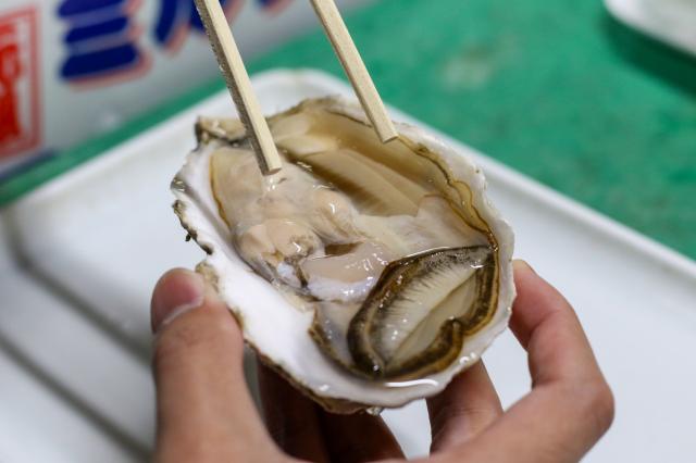 二条市場　食べ歩き　池田商店　牡蠣