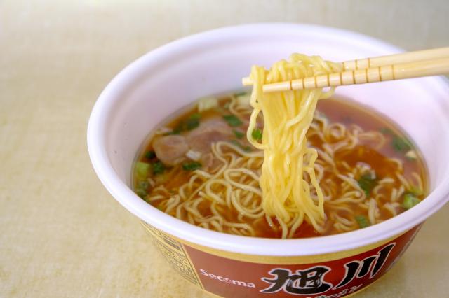 セコマ旭川醤油ラーメンの麺を箸上げ