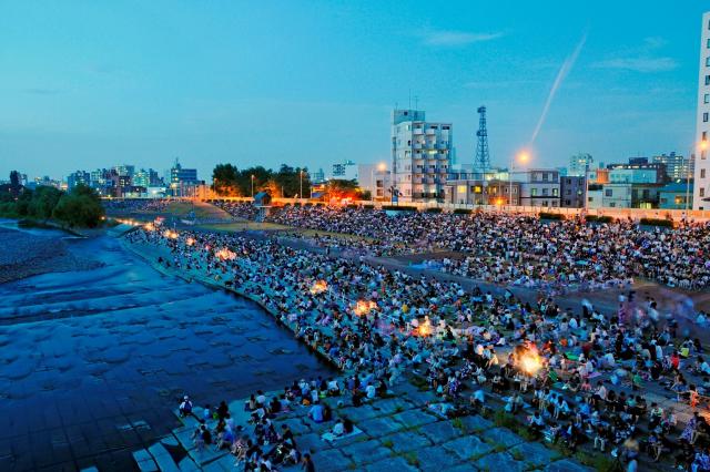 道新・UHB花火大会　豊平川　河川敷　観客